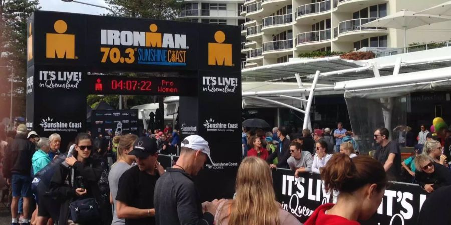 Zuschauer stehen an der Zillinie des Ironman 70.3 an der Sunshine Coast in Australien.