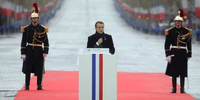 Emmanuel Macron, Präsident von Frankreich, hält seine Rede während einer Gedenkveranstaltung am Triumphbogen.