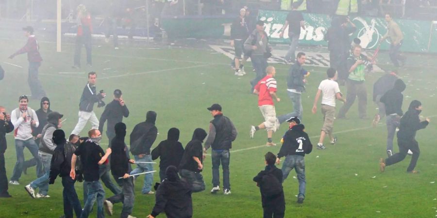 Hooligans stürmen das Feld 2006 nach der Finalissima zwischen dem FC Basel und dem FC Zürich.