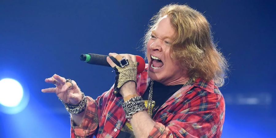 Axl Rose, der Sänger von Guns N' Roses singt an einem Konzert.