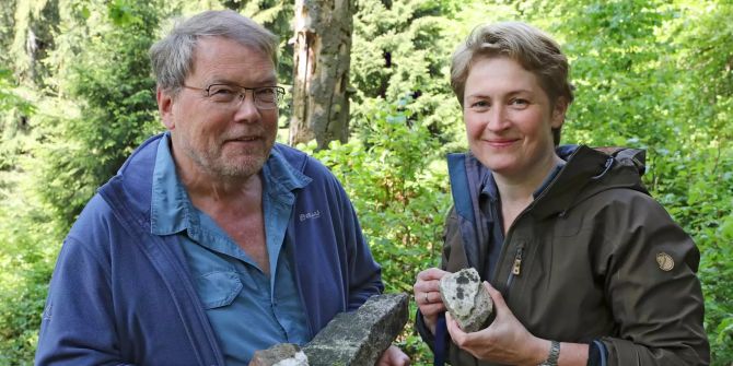 Die Biologin Dorothee Killmann und ihr Mann Burkhard Leh halten Steine mit einem bisher unbekannten Flechten-Gewächs.