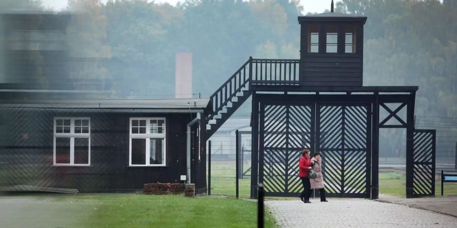 Besucher gehen am Eingang des Stutthof Museums in Sztutowo, Polen, vorbei.