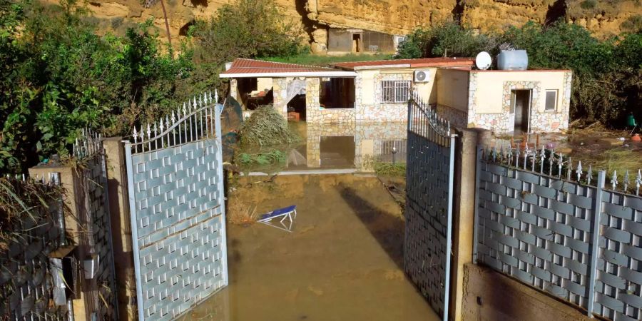 Der Blick auf ein überflutetes Landhaus, in dem neun Menschen in Casteldaccia bei Palermo ihr Leben verloren.