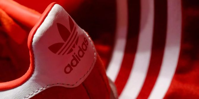 Ein Schuh des Sportartikelherstellers adidas wird am Rande der Hauptversammlung ausgestellt.