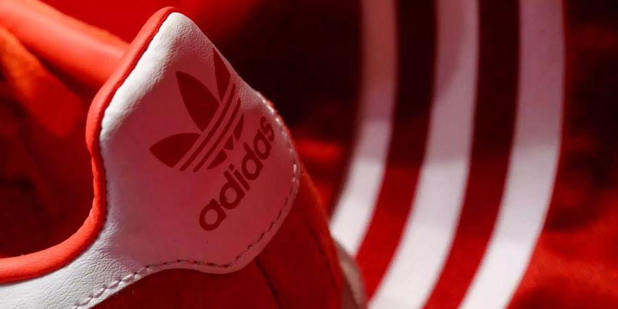 Ein Schuh des Sportartikelherstellers adidas wird am Rande der Hauptversammlung ausgestellt.