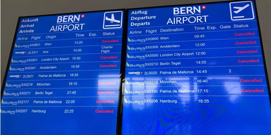 Die Anzeigen am Flughafen Bern-Belp.