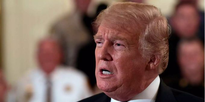 US-Präsident Donald Trump beantwortet Fragen eines Reporters im Weissen Haus in Washington. US-Präsident Donald Trump beantwortet Fragen eines Reporters im Weissen Haus in Washington.