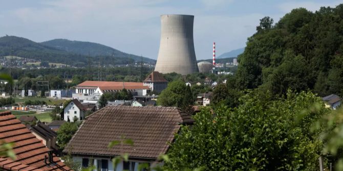 Der Kühlturm und dahinter der Reaktor des Kernkraftwerks Gösgen.