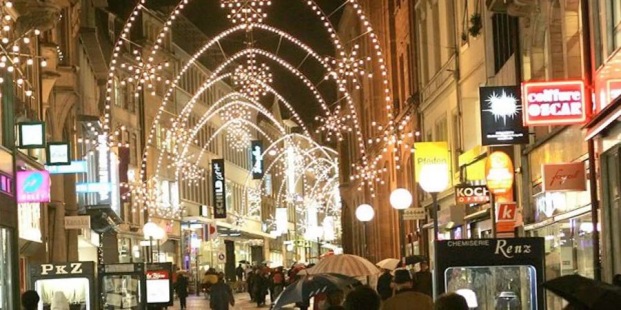 Die Weihnachtsbeleuchtung in der Freien Strasse in Basel.