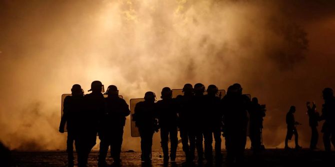 Bereitschaftspolizisten nehmen während einer Demonstration der sogenannten Gelbwesten am Arc de Triomphe (Triumphbogen) Stellung ein.