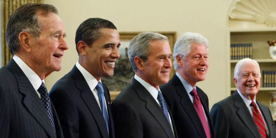 Die ehemaligen Präsidenten George Bush Senior, Barack Obama, George Bush Junior, Bill Clinton und Jimmy Carter. (v.l.n.r.)