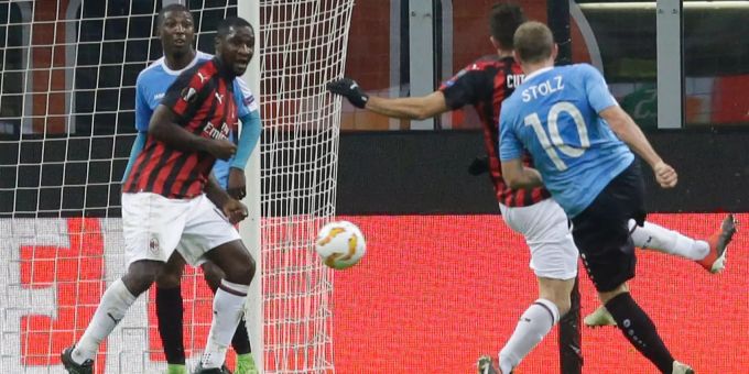 Düdelingen bietet Milan Paroli: Dominik Stolz jagt den Ball herrlich zum 1:1 ins Netz. Düdelingen bietet Milan Paroli: Dominik Stolz jagt den Ball herrlich zum 1:1 ins Netz.