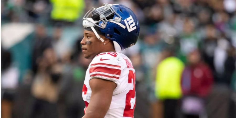 Die New York Giants machen gegen die Philadelphia Eagles lange alles richtig. Doch nach früher 19:3-Führung erhält der bis dorthin dominierende RB Saquon Barkley den Ball unerklärlicherweise kaum mehr. Nach der Pause gelingen den Giants mickrige 56 Yards. Superstar Odell Beckham Jr. zeigt sich einmal mehr verwundert über das Playcalling. Zurecht: New York verliert die Partie mit 22:25. Damit ist auch der letzte Playoff-Zug abgefahren.