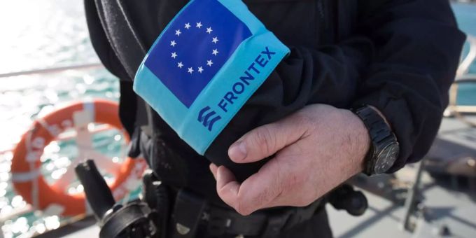 Ein Beamter der Frontex. (Symbolbild) Frontex eu