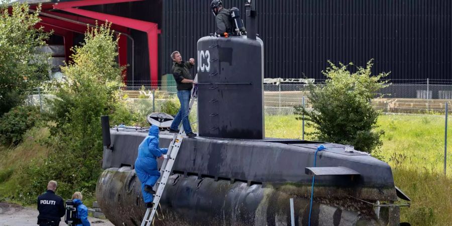 Polizeibeamte besteigen das U-Boot «Nautilus» des dänischen Ingenieurs Peter Madsen.