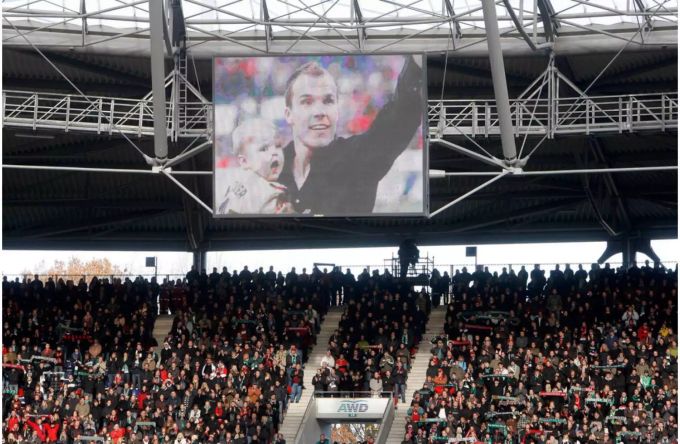 Ein Bild von Robert Enke und seiner Tochter auf dem Bildschirm im Stadion von Hannover. Robert Enke