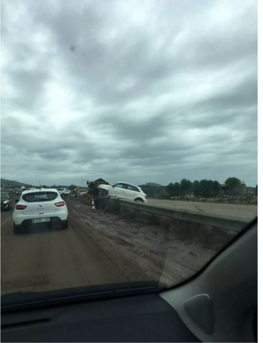 Die Wassermassen waren so stark, dass gar ein Auto gegen die Bande gedrückt wurde.