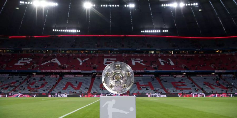 Die Bundeseliga-Meisterschale steht vor dem Spiel auf einem Sockel im Stadion.