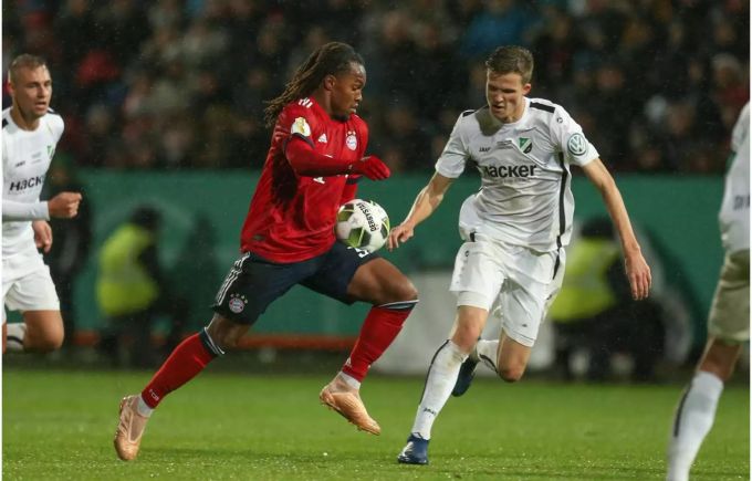 FC Bayern München im Stadion an der Bremer Brücke. Fabian Kunze (r.) aus Rödinghausen im Kampf um den Ball mit Renato Sanches (l.) aus München. FC Bayern München im Stadion an der Bremer Brücke. Fabian Kunze (r.) aus Rödinghausen im Kampf um den Ball mit Renato Sanches (l.) aus München.