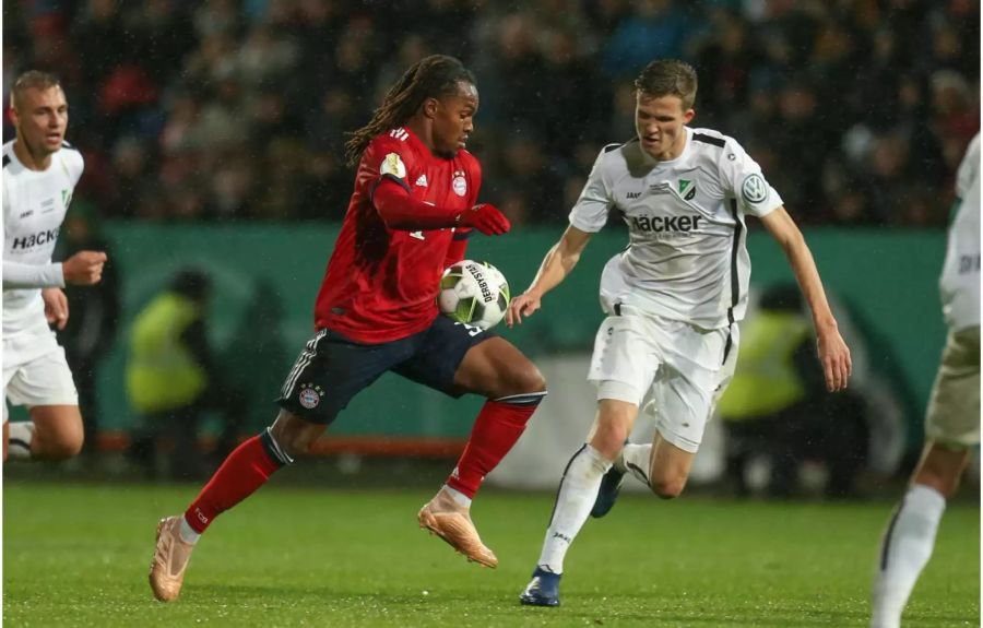 FC Bayern München im Stadion an der Bremer Brücke. Fabian Kunze (r.) aus Rödinghausen im Kampf um den Ball mit Renato Sanches (l.) aus München.