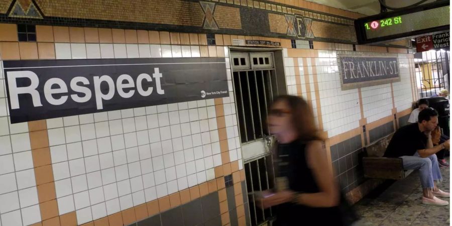 In der U-Bahnstation «Franklin Street» ist ein Aufkleber mit der Beschriftung "Respect" in Anlehnung an den wohl berühmtesten Titel der verstorbenen Sängerin Aretha Franklin zu sehen.