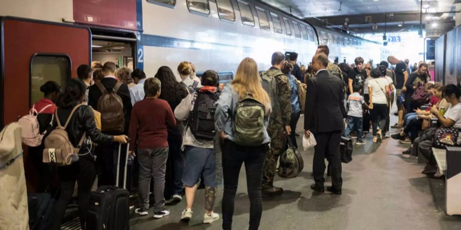 Passagiere steigen in den Intercity im Bahnhof Bern ein.