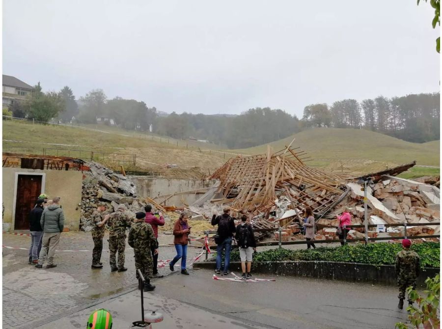 Nun muss alles weggeräumt werden, damit ein neues Gebäude für das Alterszentrum gebaut werden kann.