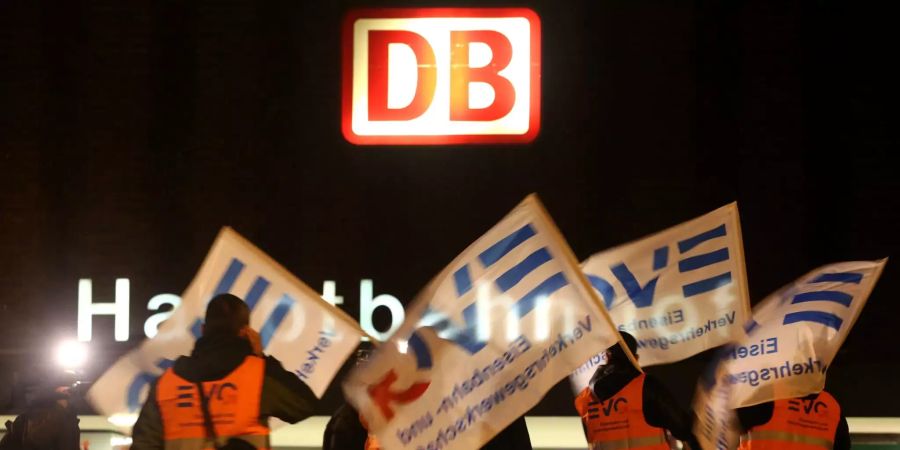 Bedienstete der Bahn nehmen vor dem Bahnhof in Duisburg an einem Warnstreik der Gewerkschaft EVG teil.