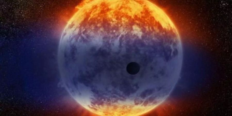 Eine Darstellung zeigt eine Wasserstoffwolke, die vom Exoplaneten GJ  3470b ausgeht.