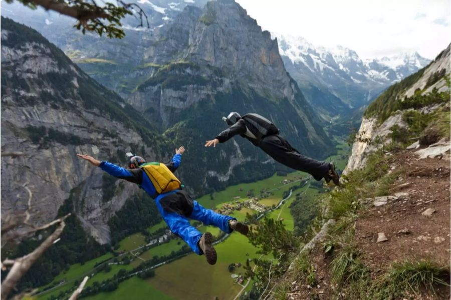 Basejumper im Lauterbrunnental BE.