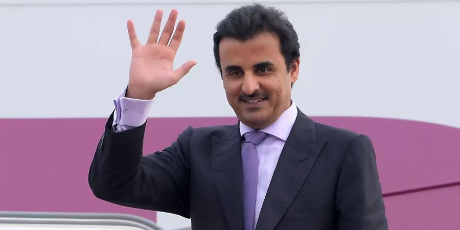 Emir Tamim bin Hamad Al Thani von Katar winkt beim Besteigen eines Flugzeugs am Kuala Lumpur International Airport.