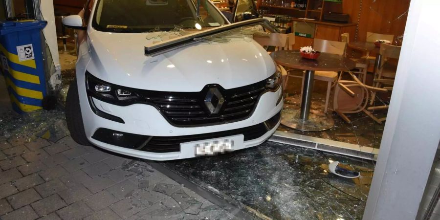 Verunfalltes weisses Auto in Tankstelle - zvg Kantonspolizei St. Gallen