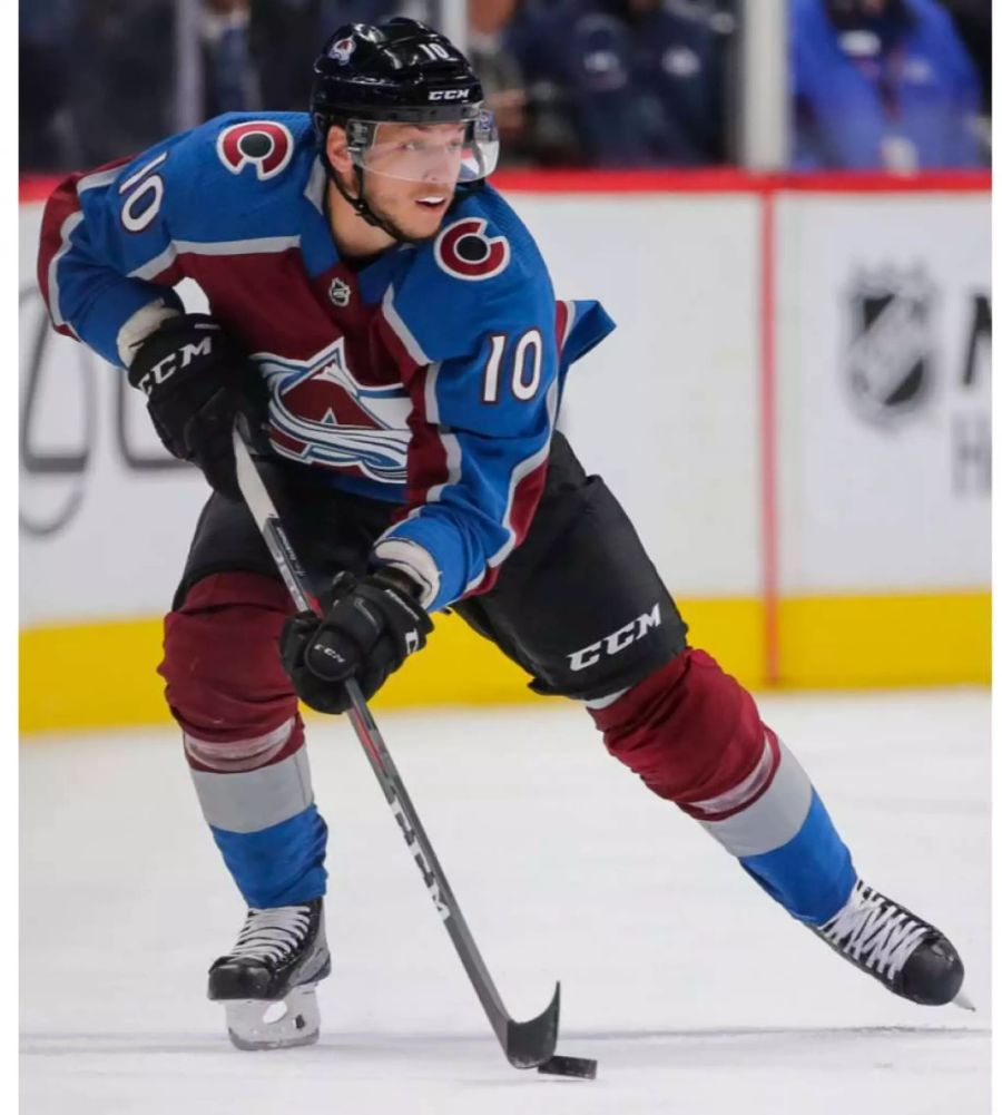 Sven Andrighetto von den Colorado Avalanche hat die Gegner im Visier.