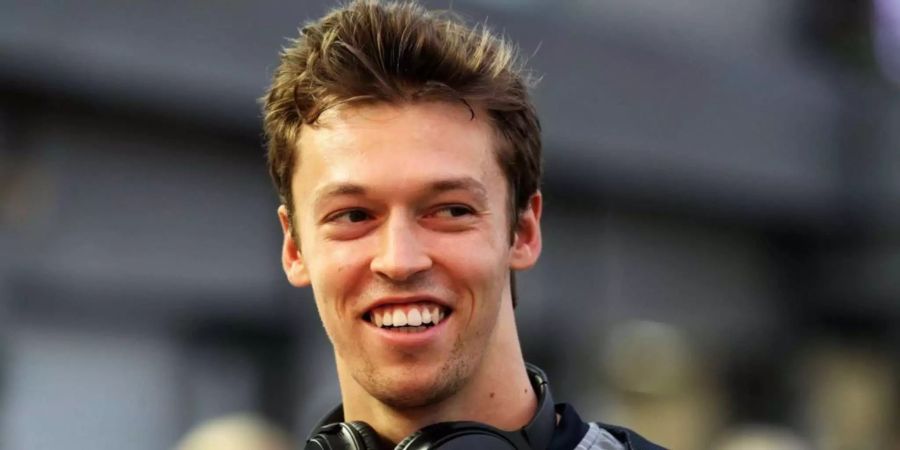 Formel-1-Fahrer Daniil Kwjat lächelt.