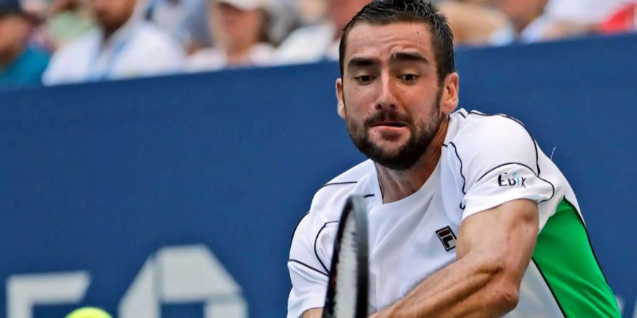 Marin Cilic schlägt eine Vorhand an den US Open 2018.