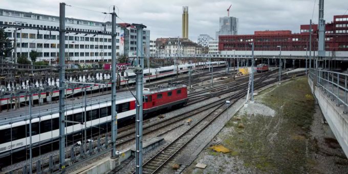 Züge fahren in den Bahnhof SBB in Basel ein. Züge fahren in den Bahnhof SBB in Basel ein.