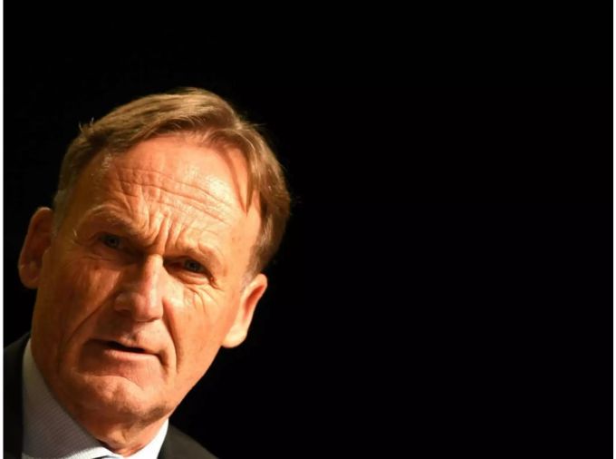 BVB-Clubchef Hans-Joachim Watzke schaut in die Kamera.