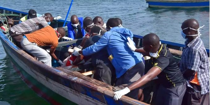 Helfer ziehen Menschen vor Tansania aus dem Wasser. Helfer ziehen Menschen vor Tansania aus dem Wasser.