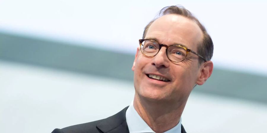 Der Vorstandsvorsitzende der Allianz SE, Oliver Bäte, lächelt.