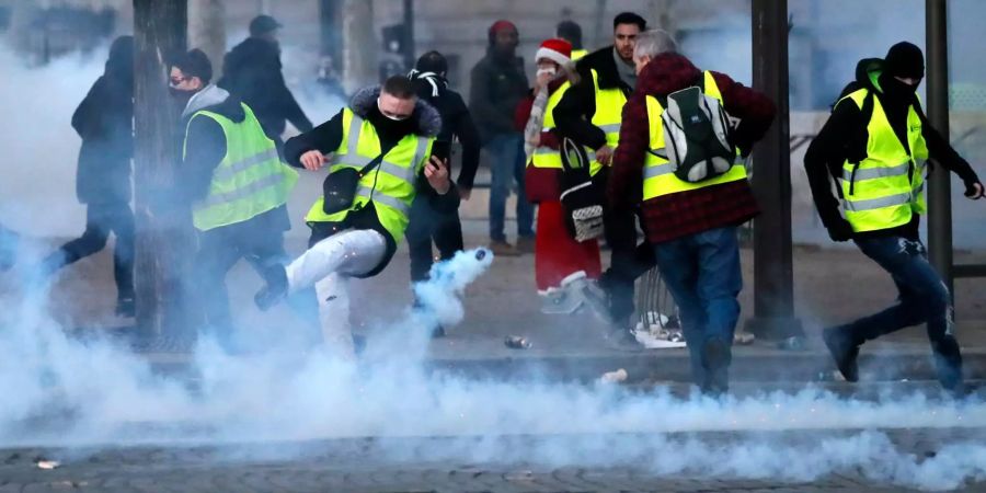 Die «Gelbwesten» demonstrieren in Paris.