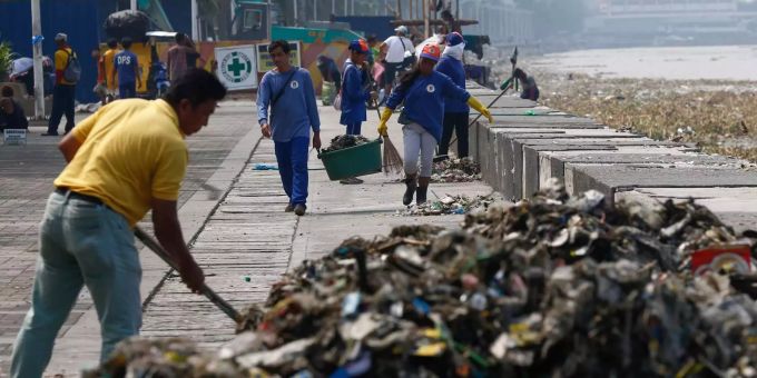 Arbeiter der Regierung sammeln Müll in der Manila Bucht auf den Philippinen. (Archivbild) Philippinen Sturm
