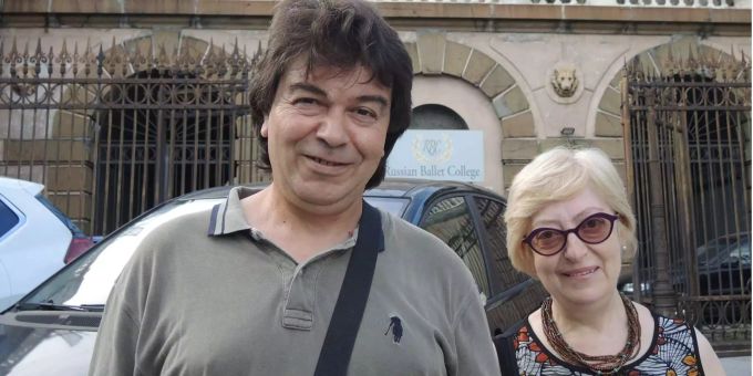 Francesco Ferrieri und Iris Bonacci, die wegen des Brücken-Einsturzes in Genua am 14. August ihre Wohnung verlassen mussten, blicken in die Kamera. Francesco Ferrieri und Iris Bonacci, die wegen des Brücken-Einsturzes in Genua am 14. August ihre Wohnung verlassen mussten, blicken in die Kamera.