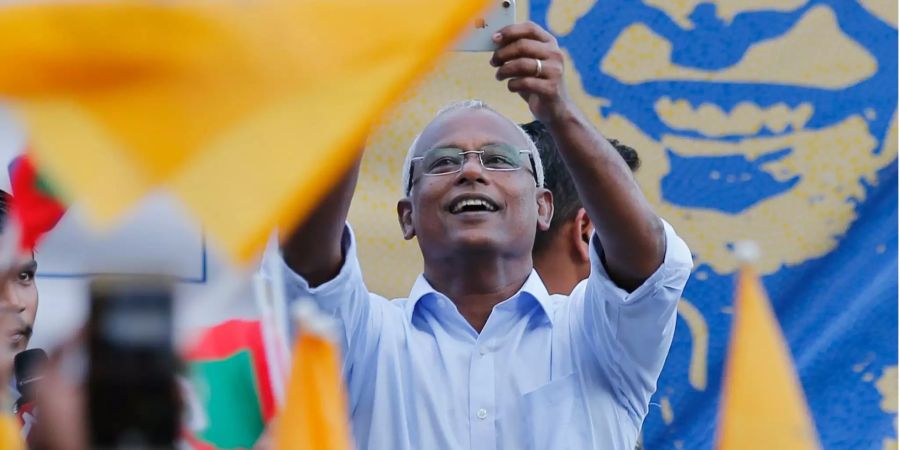 Ibrahim Mohamed Solih (Mitte), neugewählter Präsident der Malediven, macht ein Selfie.