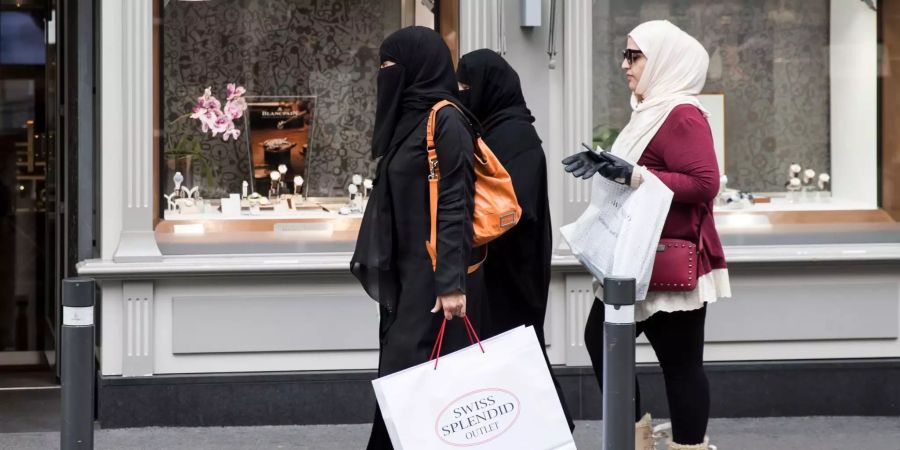 Touristin aus Riad, Saudi-Arabien, mit Niqab, und ihre Freundinnen auf Shopping Tour.