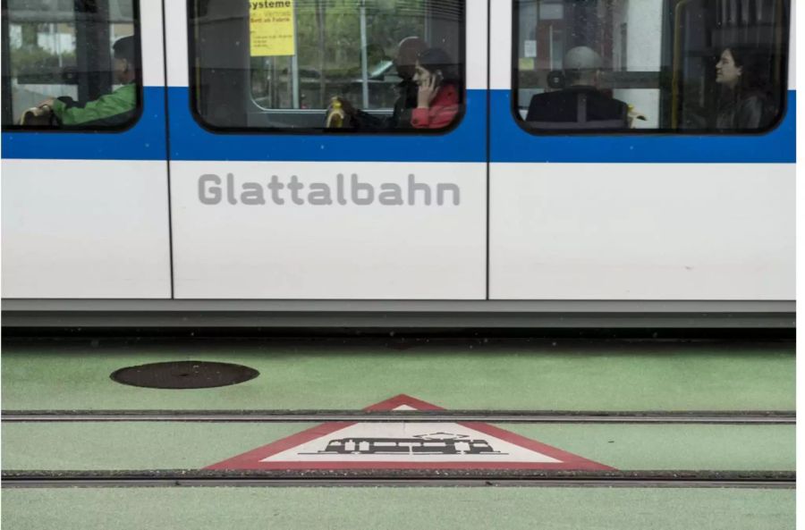 Glattalbahn auf einer Gleisüberquerung - Keystone