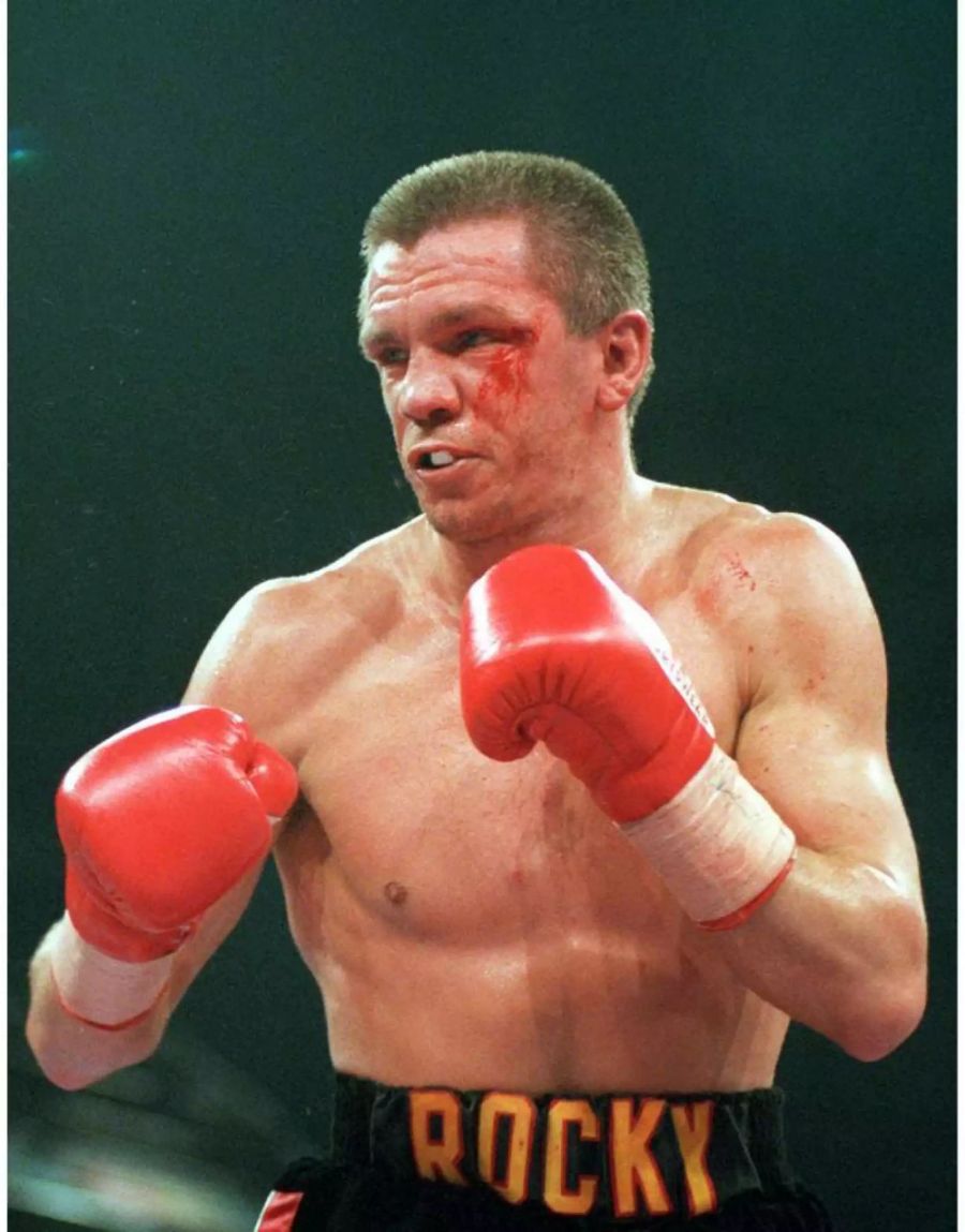 Der Berliner Profiboxer Graciano Rocchigiani ist 1998 in der Berliner Max-Schmeling-Halle im WBC-Weltmeisterschaftskampf im Halbschwergewicht gegen  Nunn (USA) in Aktion.