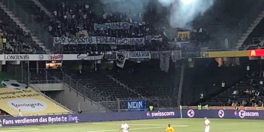 «VARscheinlich der grösste Fehlentscheid» steht auf dem Banner der FC Luzern-Fans.