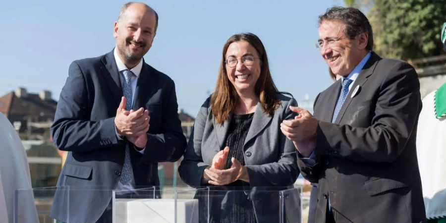 Gregoire Junod (l), Treuhänder der Stadt Lausanne, Cesla Amarelle (M), Staatsrat, und Pascal Broulis (r), Staatsrat, bei der Zeremonie der Grundsteinlegung des Museums von Elysee und Das Mudac.