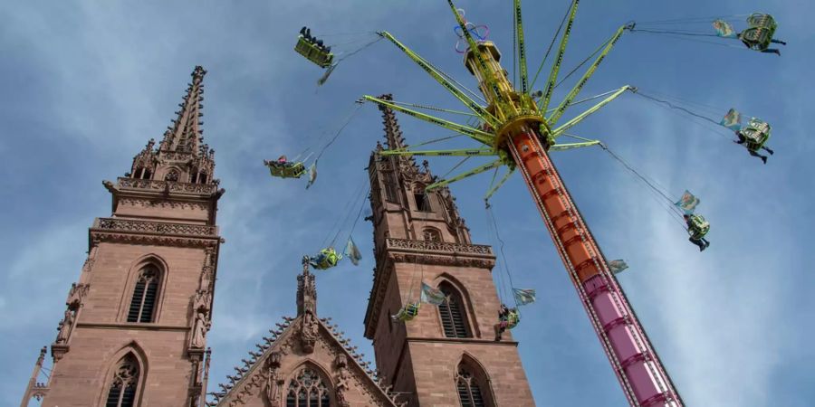 Ein Riesenkarussell dreht sich an der Basler Herbstmesse auf dem Münsterplatz.