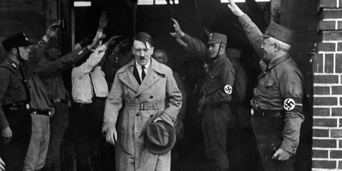 Adolf Hitler, der Anführer der Nationalsozialisten, wird von Soldaten salutiert als er das Hauptgebäude der Partei in München verlässt.